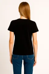 Remera negra con estampado de labios rojos brillantes y la frase "Girls just want to have fun" en letras doradas.