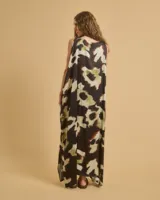 Vestido largo con estampado abstracto en tonos marrones, negros, blancos y verdes. Diseño vaporoso con tirantes finos.
