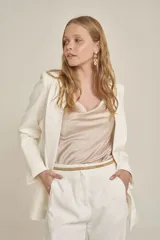 Pantalón elegante color blanco, de corte recto y cintura alta, con bolsillos.
