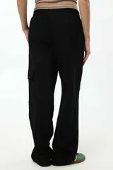Pantalón jogger confeccionado en suave Cotton Fleece, con cintura elastizada, ajuste holgado y bolsillos laterales.