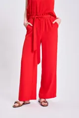 Pantalón de vestir rojo de corte palazzo, con cintura elastizada y lazo ajustable.