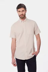 Camisa celeste de lino y algodón, de manga corta, con cuello abotonado y bolsillo en el pecho.
