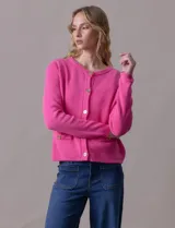 Cardigan tejido color beige, marca Ninety. Escote a la base y abertura central con botones metálicos. Delantera con bolsillos simulados.
