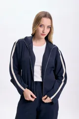 Campera azul marino con cierre frontal, capucha y dos líneas blancas verticales en las mangas.