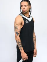 Musculosa de entrenamiento Umbro negra con cuello y sisas en gris. Logo de la marca estampado en el pecho.