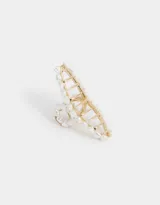Broche dorado para el pelo con forma de pinza y apliques de perlas sintéticas.