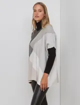 Polera tejida de color beige con manga larga japonesa y puño elastizado, de corte oversize.
