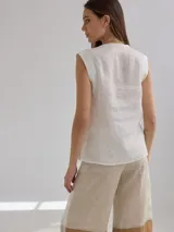 Musculosa negra de lino con cuello en V y costuras a contratono.