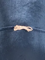 Malla entera azul de terciopelo con textura de rayas finas, escote cuadrado y cinturón con dije de tigre.