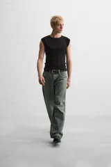 Pantalón de jean celeste con efecto lavado, corte amplio tipo baggy y cinco bolsillos.