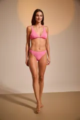 Bombacha vedetina negra con textura acanalada.