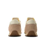 Championes New Balance modelo U471PSC, color beige con detalles en blanco, confeccionados en gamuza y lona.