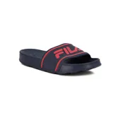 Chancletas tipo slide de Fila, color azul marino con logo Fila en rojo en la tira superior.