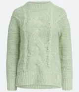 Suéter blanco de punto trenzado con cuello redondo y mangas largas.