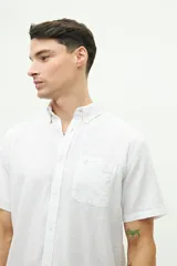 Camisa de manga corta color beige claro, confeccionada en lino y algodón, con fit regular y logo bordado en el pecho.