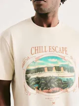 Camiseta azul marino de algodón con estampa rectangular de paisaje en el frente.