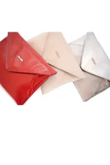 Cartera de fiesta tipo sobre color rojo charol, con cierre de solapa con imán y logo de la marca en el frente.