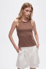 Musculosa blanca sin mangas, ajustada al cuerpo y con cuello redondo.