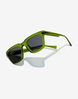 Gafas de sol unisex Hawkers modelo One Uptown, con montura rectangular verde y lentes grises.