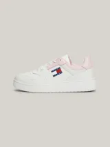 Zapatillas Tommy Jeans Essential de cuero blanco con detalles en rosa en el talón y en la lengüeta. Presentan el logo de la marca en el lateral y suela de goma. Inspiradas en los modelos de baloncesto, cuentan con elementos distintivos tonales y un detalle de ventilación en la punta que les aporta un aire deportivo retro.