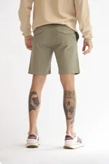 Bermuda color marrón claro, de corte recto y largo a la rodilla.