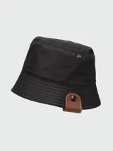 Sombrero tipo bucket reversible, negro de un lado y beige del otro, con detalle de cuero marrón con botón metálico en el lateral.
