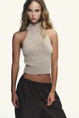 Pantalón bombacho marrón de nylon con cintura elástica, bolsillos laterales ocultos y bajo abullonado con elástico.