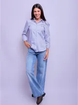 Camisa entallada de manga larga color rosa claro, con cuello clásico y cierre frontal con botones.