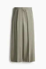 Pantalón color verde oliva de tiro alto con cierre, botón y corchetes ocultos, bolsillos al bies y bolsillos atrás decorativos. Piernas amplias con pliegue adelante y atrás.