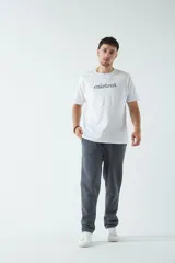 Remera gris oscuro con logo 'mistral' estampado en relieve color ladrillo.