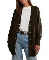 Cárdigan oversized de tejido grueso y suave, color verde oscuro, con escote en V y cierre frontal de broches metálicos.