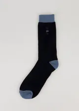 Medias de media caña color negro con puntera, talón y borde superior en gris.