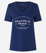 Remera deportiva azul marino de viscosa, con cuello en V, mangas cortas y estampa frontal con la frase "sometimes active, always moving".