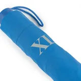 Paraguas manual color azul con logo XL en blanco.