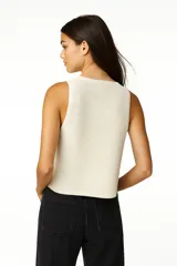 Musculosa color crudo de punto crochet con breteles anchos, cuello redondo y corte holgado.