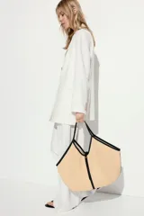 Pantalón de vestir blanco de tiro alto, con cierre, botón oculto y corchete. Presenta bolsillos al bies, bolsillos decorativos atrás y piernas amplias con pliegues adelante y atrás. Confeccionado en tejido liviano de mezcla de lino y viscosa.