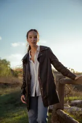 Chaqueta de cuero ovino italiano color negro, con cuello clásico, cierre frontal con botones a presión, bolsillos laterales con solapa y costuras en contraste color naranja.