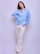 Camisa celeste de lino con mangas largas y corte clásico.
