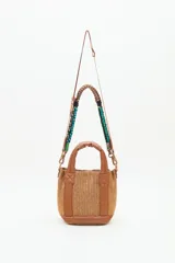 Cartera tote mini color negro, confeccionada en tejido tipo rafia. Cuenta con bolsillos internos, dos correas desmontables y abertura superior con cierre.