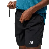 Short deportivo negro con cintura elástica y logo de New Balance estampado en la pierna izquierda.