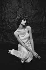 Vestido midi plateado confeccionado en hilo metalizado, con escote recto, tirantes finos y forro interior combinado.