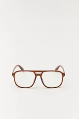 Lentes de sol aviador con montura de carey y lentes marrones.