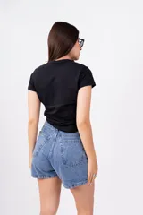 Chomba negra de corte ajustado, con cuello polo y logo bordado en el pecho.