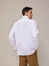 Camisa de manga larga con estampado a cuadros azul y blanco, confeccionada en algodón con efecto peach y bolsillo en el pecho.