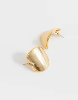 Par de aros dorados con forma de corazón y cierre a presión.
