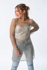 Vestido plateado de red con mangas largas.