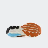 Championes de running New Balance modelo 680 V8, color naranja claro/durazno con detalles en naranja más oscuro y azul claro en el cuello. Presentan logo 'N' en el lateral y tecnología de amortiguación Fresh Foam en la suela.