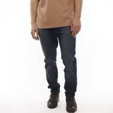 Pantalón de jean Wrangler modelo Larston, corte slim fit, color azul oscuro.