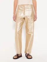 Pantalón dorado de corte recto con bolsillos delanteros y traseros.