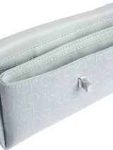 Cartera bandolera Calvin Klein color celeste con estampado de monograma, cierre con solapa y broche giratorio, correa ajustable y cadena de mano plateada.